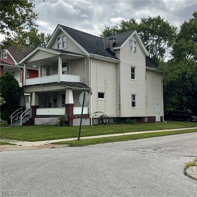 Building Photo - 726 E 117th St
