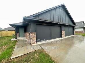 Building Photo - 8012 NW 105th Terrace