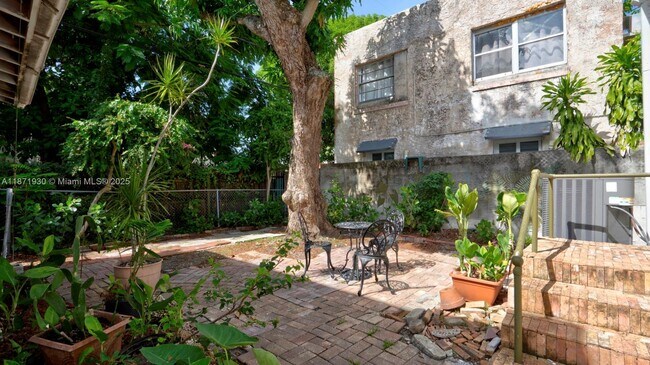 Building Photo - 1676 SW 11th St