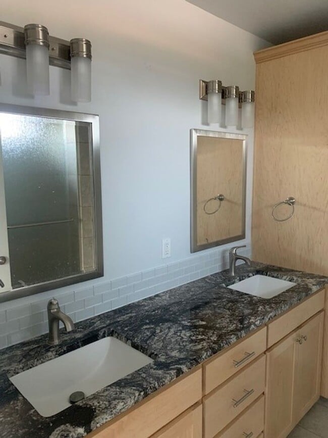 Building Photo - 3 Bed/2.5 Bath Single Family Home in NE Bend