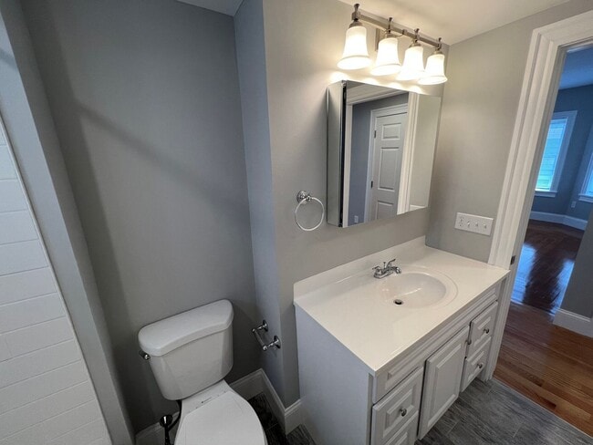 Building Photo - Renovated 4 bed 2 baths in Somerville.... Don't miss out!