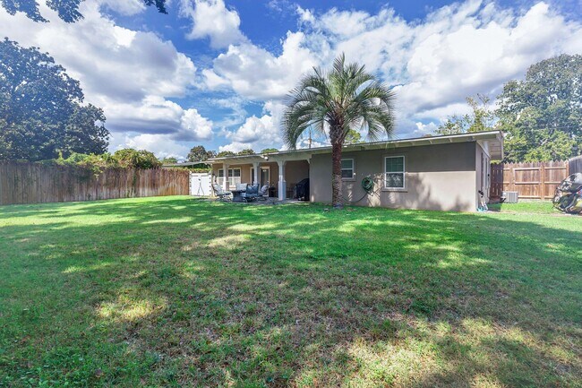 Building Photo - 221 S Lorraine Dr
