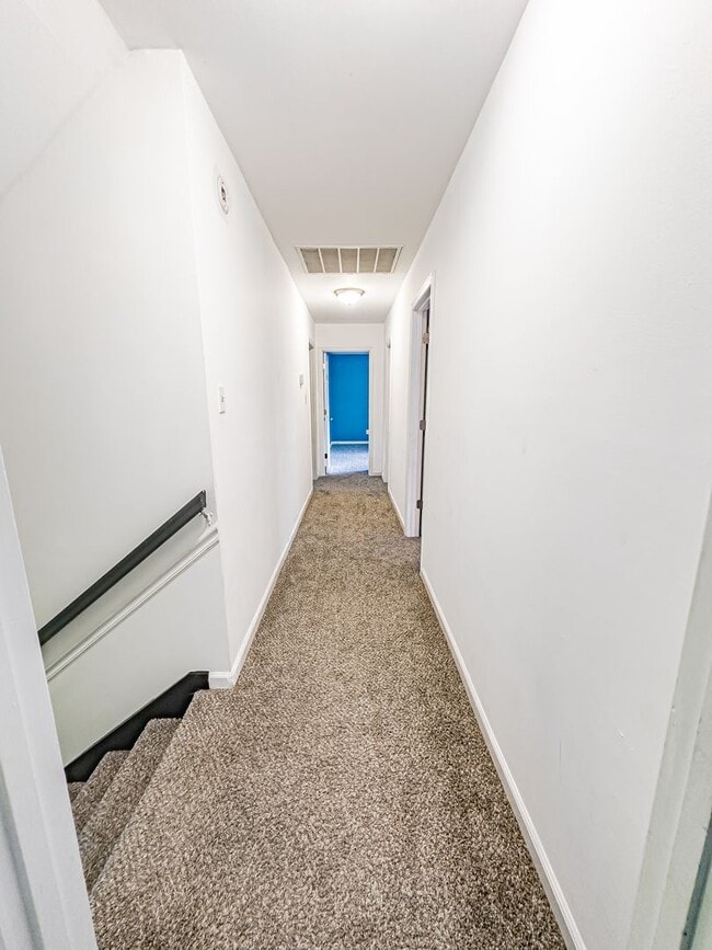 Building Photo - Lovely Home! Lots Of Space!