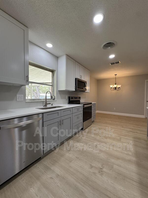 Building Photo - 2255 E Helen Cir