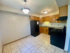 Building Photo - 2 Bed/1.5 Bath Ground floor