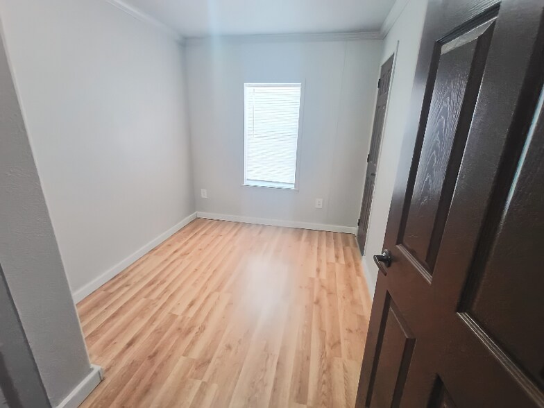 Building Photo - 92 Deerwood Park