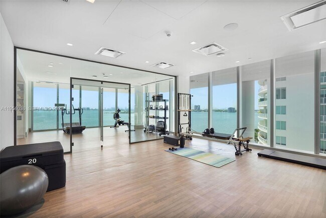 Building Photo - 700 NE 26th Terrace