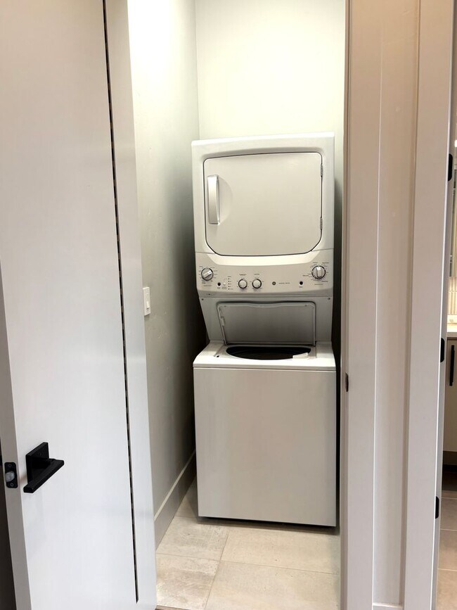 Building Photo - MOVE IN SPECIAL! One bedroom apartment on Bend's SW side. End Unit