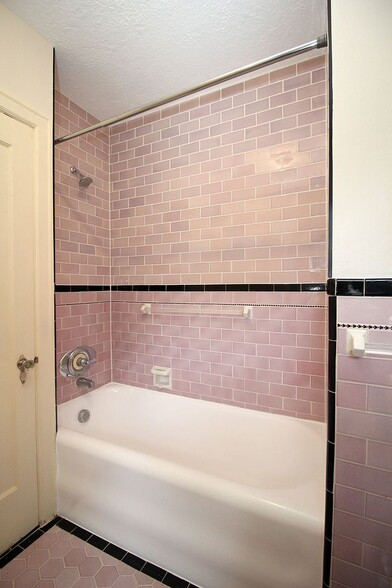 Building Photo - 2904-2914 SE Washington St & 606 SE 29th Ave