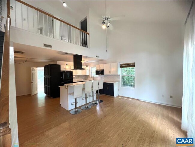 Building Photo - 123 Danbury Ct