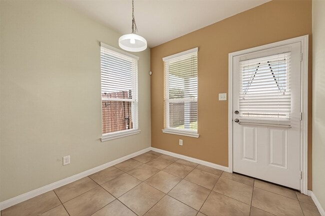 Building Photo - 1251 S Maple Dr