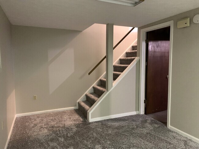 Building Photo - CONTRACT PENDING!!Spacious 2-story, 3 bed/...