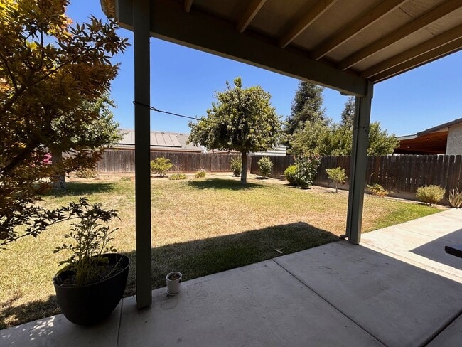 Building Photo - Great home for rent in Visalia