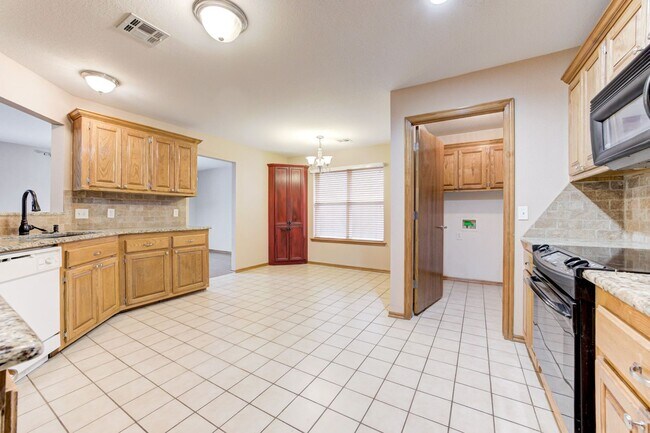 Building Photo - Beautiful 3x2 with Sunroom in Yukon