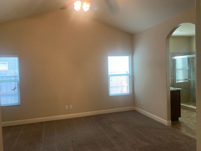 Building Photo - 3 BR 2 BA Available Now