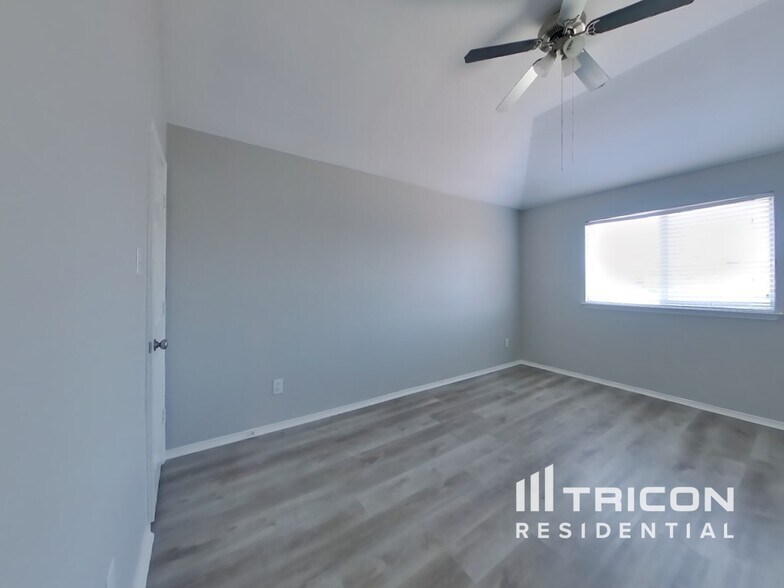 Building Photo - 421 Emerald Creek Dr