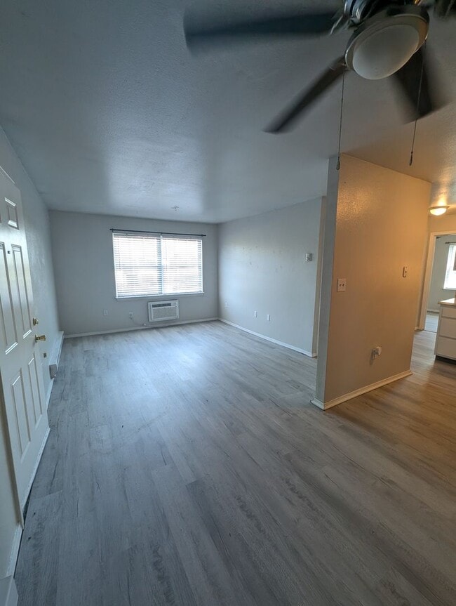 Building Photo - Updated 2 Bedroom Ground Level Apartment