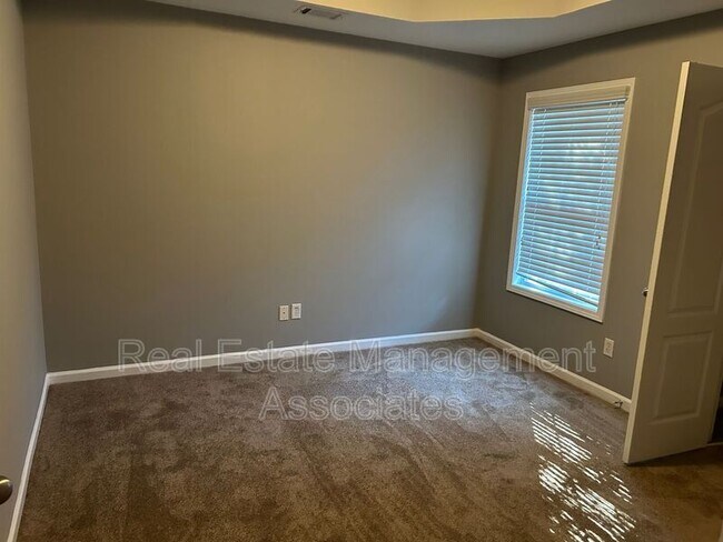 Building Photo - 648 Lynchburg St