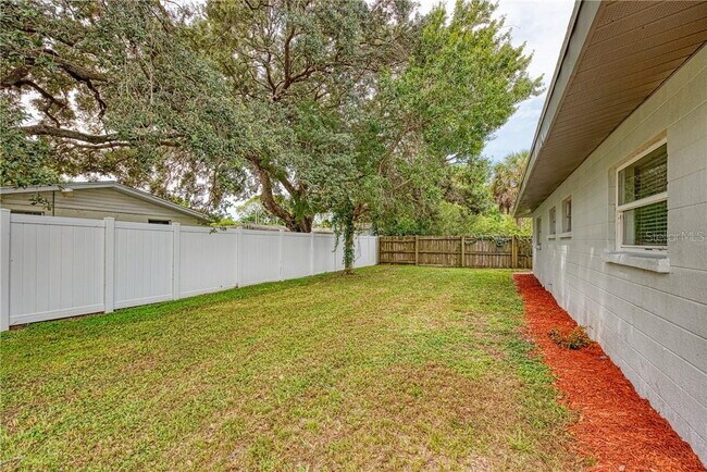 Building Photo - MOVE IN TO THIS SARASOTA HOME NOW WITH ZER...