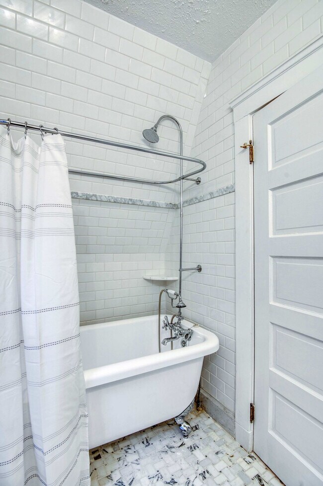 Building Photo - 3073 Fairmount Blvd