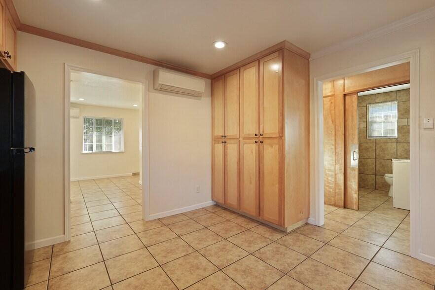 Custom cabnet to storage and pantry - 324 Flora St