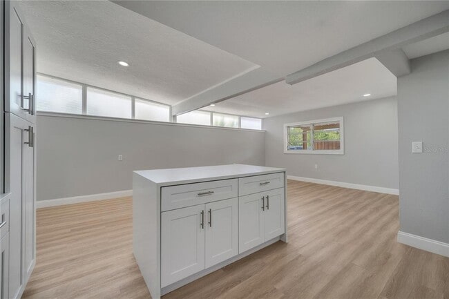 Building Photo - 2303 Bonneville Dr