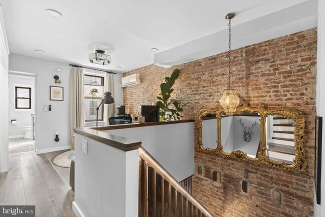 Building Photo - 526 E Thompson St