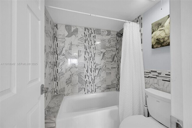 Building Photo - 3200 Port Royale Dr N