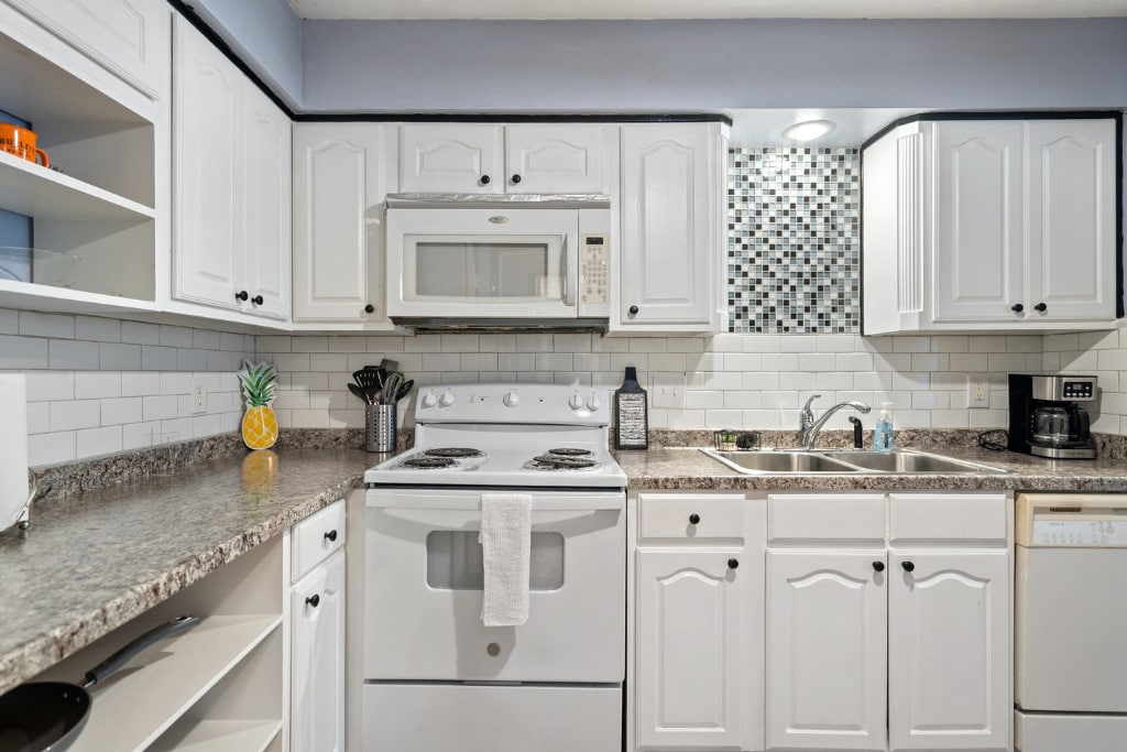 Building Photo - 5041 Cedar Springs Rd