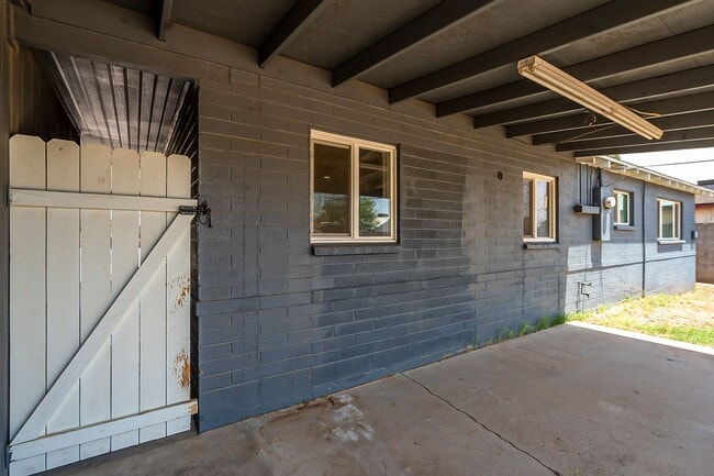 Building Photo - Scottsdale Home that has everything you need!