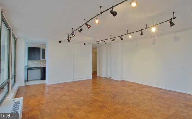 Building Photo - 200 Locust St