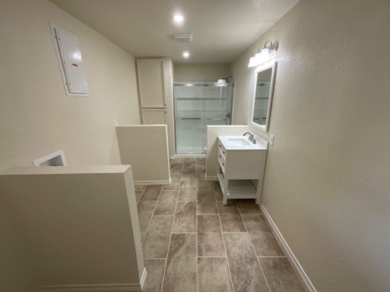 Building Photo - 1007 W Louisa Ave