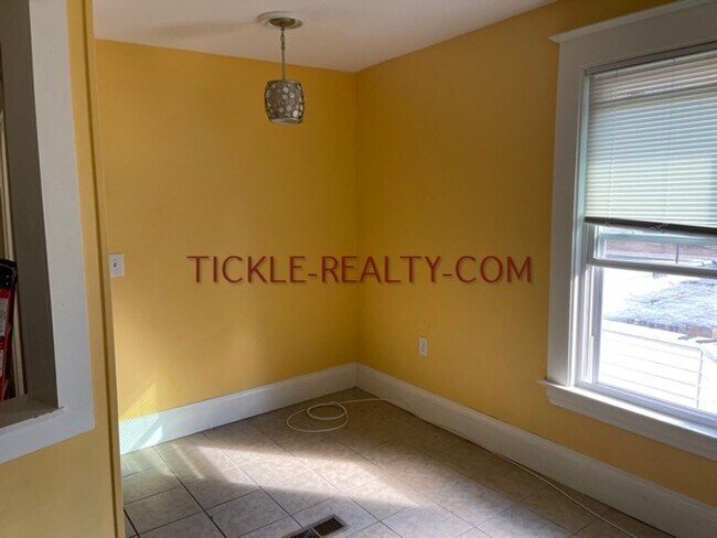 Building Photo - 37-37 Wellesley St