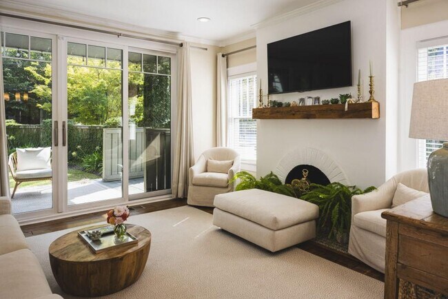 Building Photo - 801 Durant Pl NE