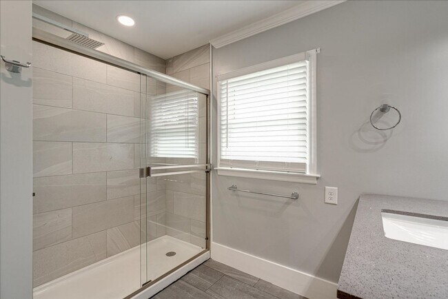 Building Photo - 3 bedroom home in Red Bank!