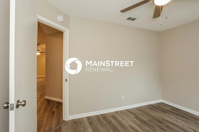 Building Photo - 3 Bedroom Pet-Friendly Home in Jacksonville, FL with Main Street Renewal