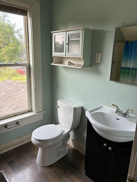 Building Photo - 945 W 9th St