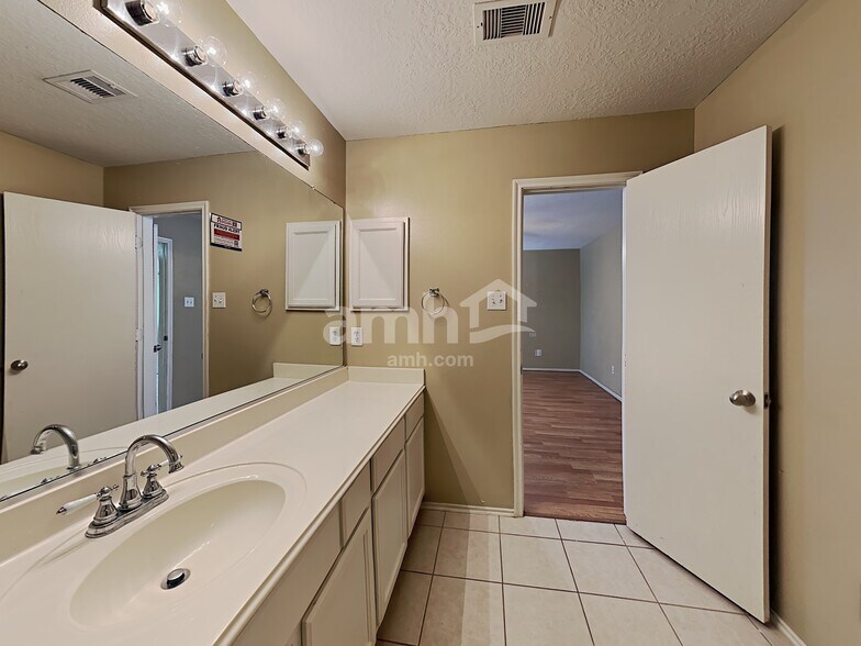 Building Photo - 9726 Gulfstream Dr