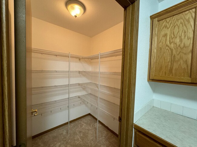 Building Photo - 2 bedroom 2 bathroom Roseburg Duplex