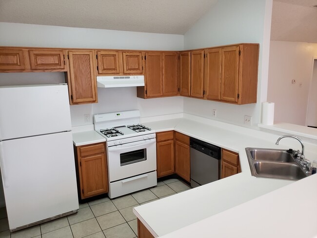 Kitchen - 910 Ridgemont St