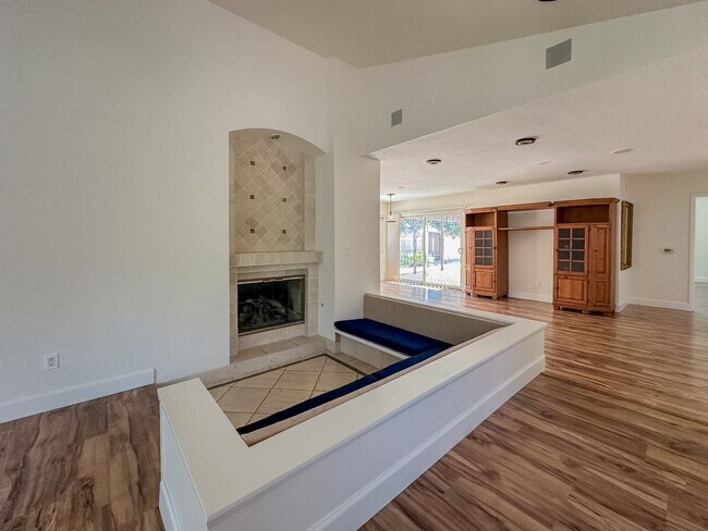 Building Photo - Stylish 4 Bedroom, 2 Bath Single-Story wit...