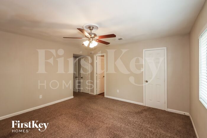 Building Photo - 5111 Karenbeth Dr