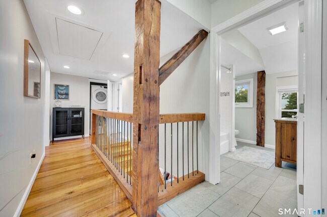 Building Photo - 736 Main St