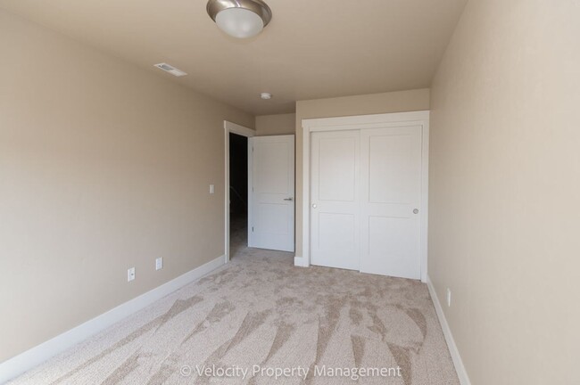 Building Photo - Beautiful New SW Redmond Townhome! Move in...