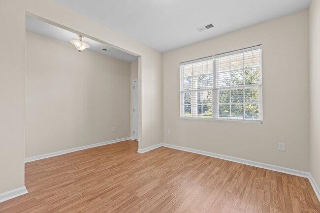 Building Photo - 624 Hiddenbrook Dr