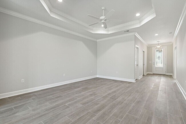 Building Photo - Resort Style living, minutes to town!