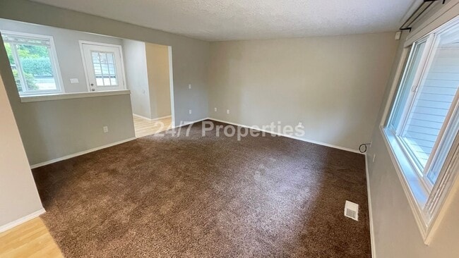 Building Photo - 3 BD | 2 BA Single-Level Home on Sprawling...