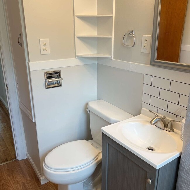 Building Photo - 413 10th St Terrace