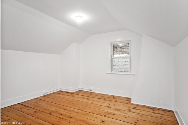 Building Photo - Stylishly Renovated 3 Bedroom 2 bathroom House