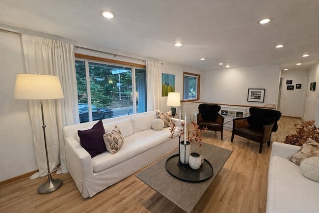 Building Photo - 5Bd/2.25Ba Bellevue House